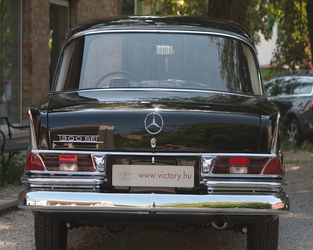 Mercedes Benz W112 300SE 