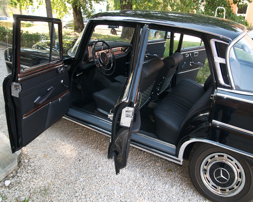 Mercedes Benz W112 300SE 