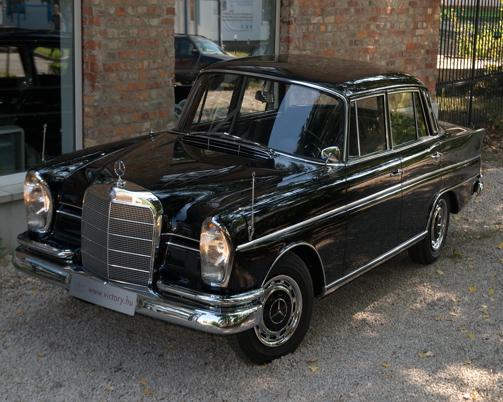Mercedes Benz W112 300SE 