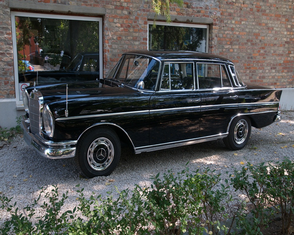 Mercedes Benz W112 300SE 